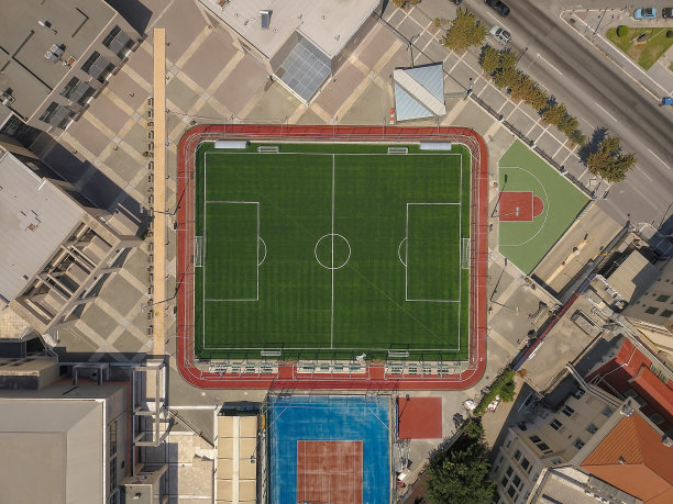 真正的足球场-从上到下鸟瞰图。从无人机拍摄图片下载