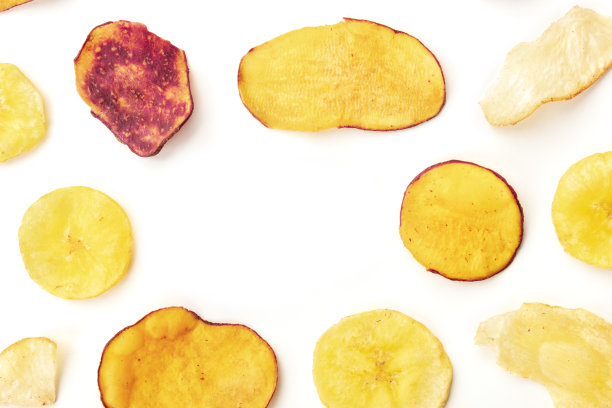 干果和蔬菜片，健康的素食零食，顶部拍摄的白色背景，形成一个框架与文字的地方图片下载