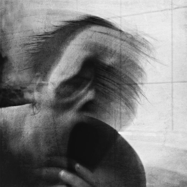 恐怖的尖叫。鬼的脸尖叫。可怕的万圣节面具。长时间曝光。图片下载