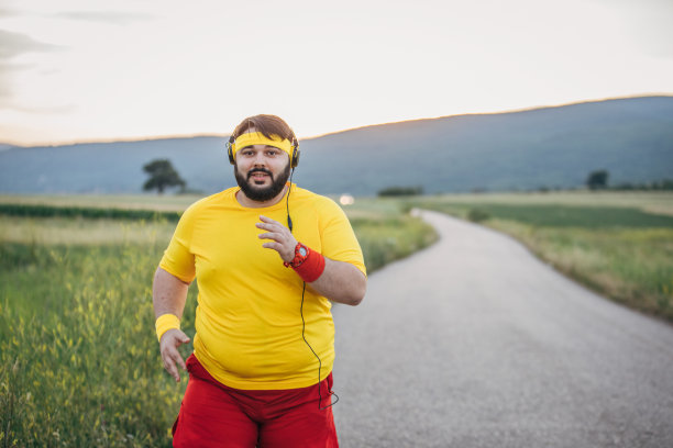 日落时分，一个大块头在街上慢跑图片下载