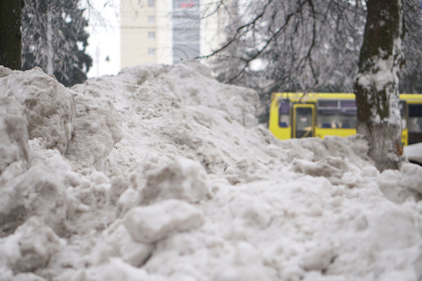 这个城市下了一场不正常的大雪。街道清洁和雪堆。积雪和公共服务的崩溃。演示用库存照片图片下载