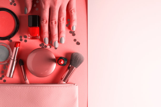 用粉红色的珊瑚色化妆，用指甲做美甲图片下载