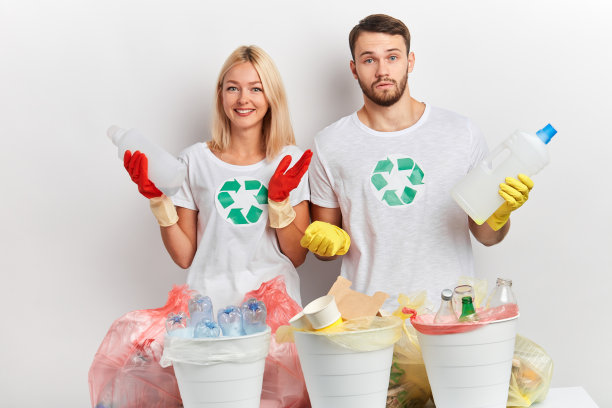 勤劳的年轻男女惊讶于这么多垃圾图片下载