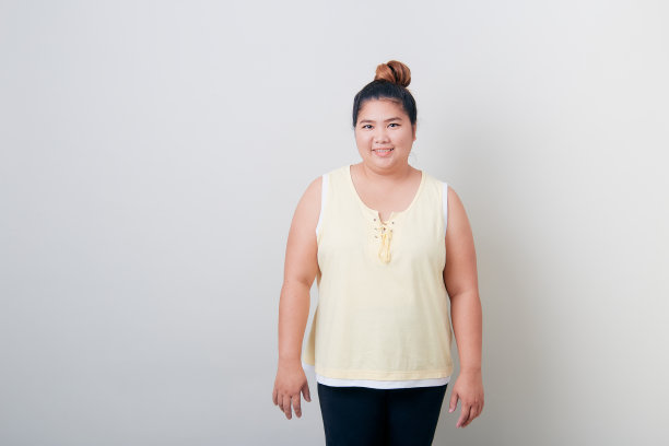 肖像快乐美丽和健康的丰满女人在明亮的灰色背景图片下载