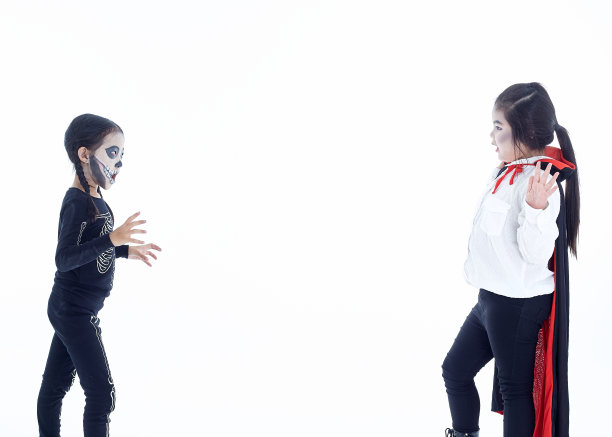 两个亚洲小孩，脸上涂着彩绘，穿着万圣节服装图片下载