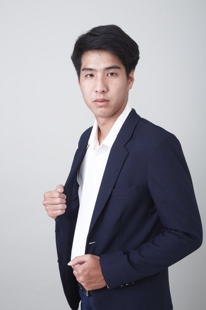 一个年轻英俊的亚洲商人的肖像。影棚拍摄图片下载