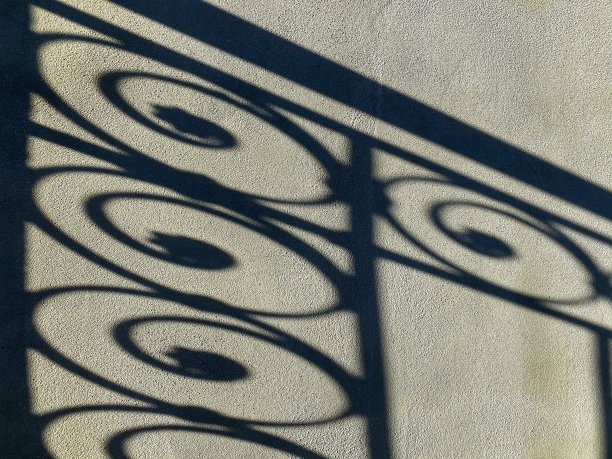 锻造铁门的影子图片下载