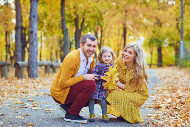 秋天一家人带着女儿去公园。图片下载
