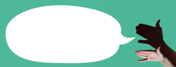 影子剧院。手展示张开嘴的狗。她在用黄色背景说话图片下载