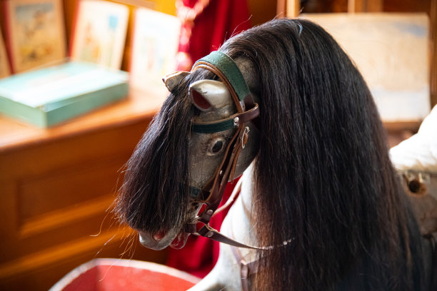 一个古董摇摆马的细节图片下载