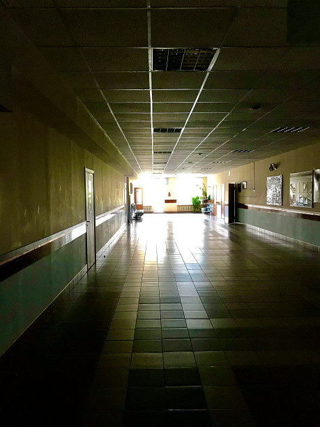 走廊尽头有光图片下载