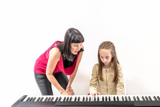 年轻女孩在钢琴课上图片下载