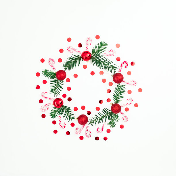 圣诞框架的冷杉树枝和红色装饰与五彩纸屑在白色的背景。平躺，俯视图图片下载