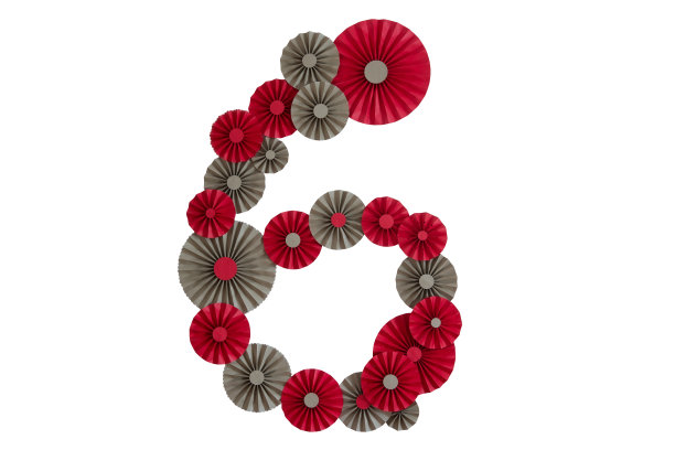 纸风扇教程。折纸花。简单的纸花环DIY装饰。政党背景。6号被孤立在白色背景上。图片下载