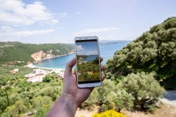 男人的手用现代智能手机拍照的特写照片。图片下载