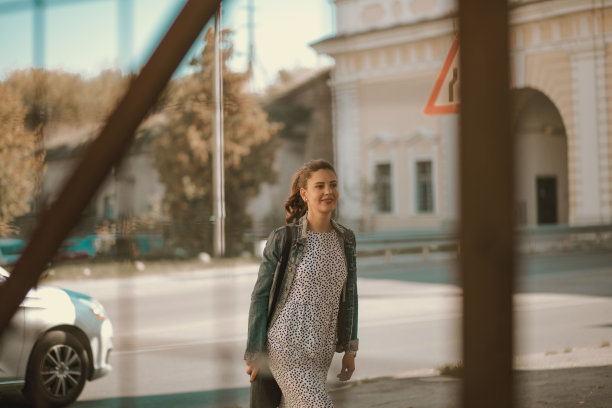 镇上最幸福的女人。图片下载