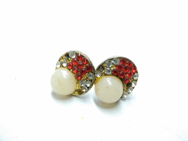 白色背景上的白色钻石耳环的图片图片下载