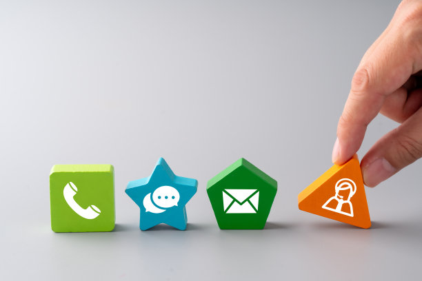 联系我们图标上的彩色拼图与手图片下载