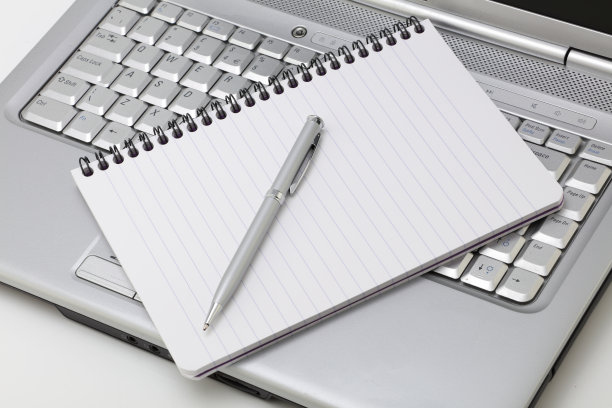 放在笔记本电脑上的笔记本和笔图片下载