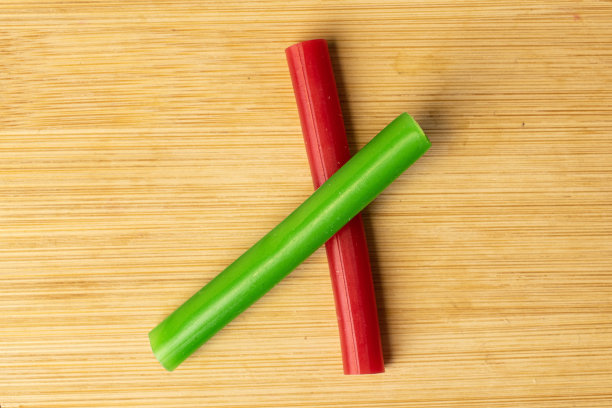 轻木头上的糖果棒图片下载