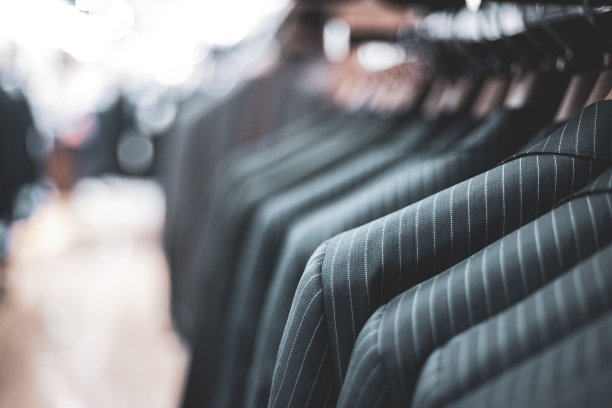 男士套装挂在衣架上图片下载