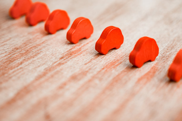 竞争,竞争的背景。种族概念。一行中的红色对象。木制背景上的玩具汽车。经营理念。温柔的想法。战的机会图片下载