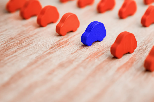 投标或竞争合同。木制背景上的红色玩具汽车。平等的条件。公平的竞争环境。竞争,比赛的背景。奇点,个性的概念。温柔的想法图片下载