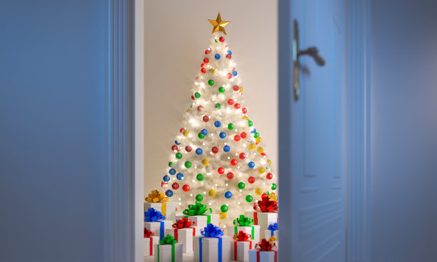 白色圣诞树与彩色的球和礼品盒图片下载