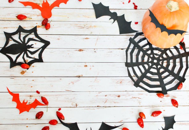 万圣节假日背景与橙色的南瓜，幽灵，蜘蛛和蝙蝠在白色木制桌子与文本复制空间。平躺，俯视图图片下载