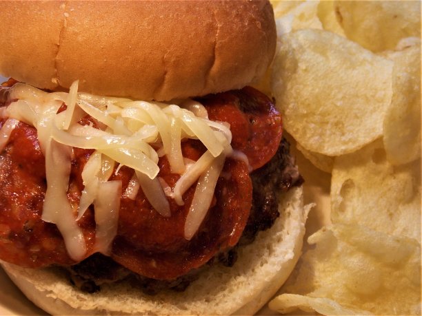 免费版税照片-食物博客和菜单照片-尝试这个豪华披萨汉堡-近距离厨师的特别汉堡顶部与辣香肠，马苏里拉，和披萨酱-吃一个披萨汉堡-美味的安格斯牛肉意大利披萨汉堡-伟大的食物照片图片下载