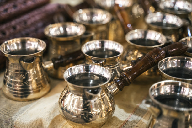 土耳其集市柜台上的土耳其铜咖啡壶图片下载