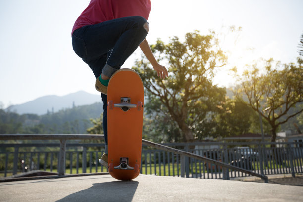 滑板手在滑板公园玩滑板图片下载