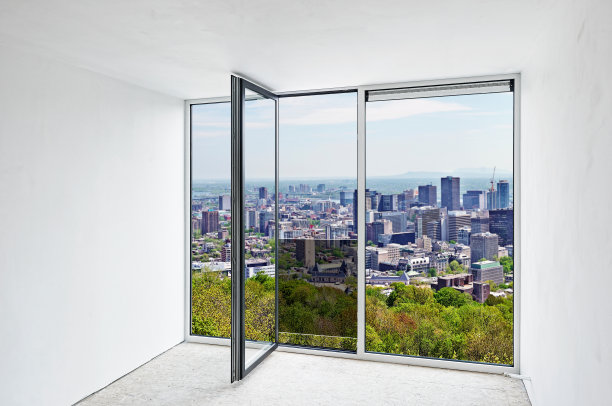 翻新公寓的玻璃门打开图片下载