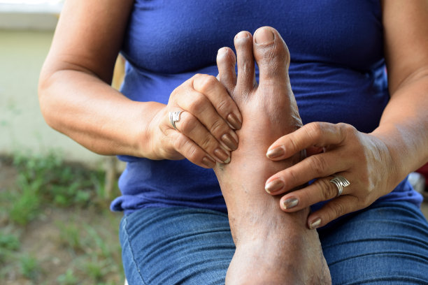 成熟的女人给老男人按摩肮脏的左脚。图片下载