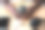 年轻黑人女孩在咖啡馆用智能手机听音乐。图片下载