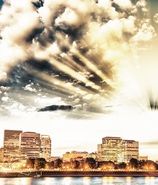 俄勒冈州，波特兰的摩天大楼在夜晚与河的倒影图片下载