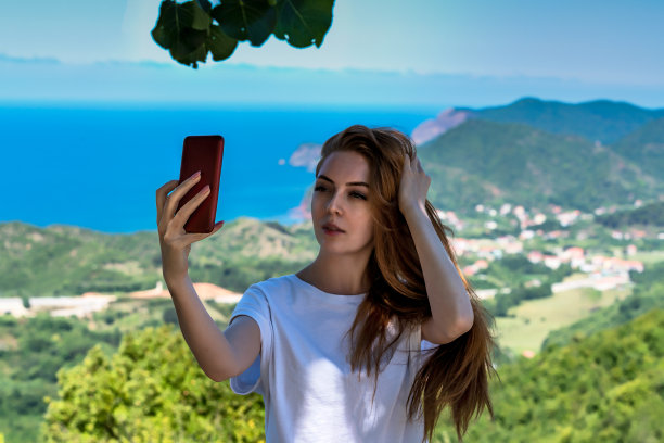 女人在山与海的自拍图片下载