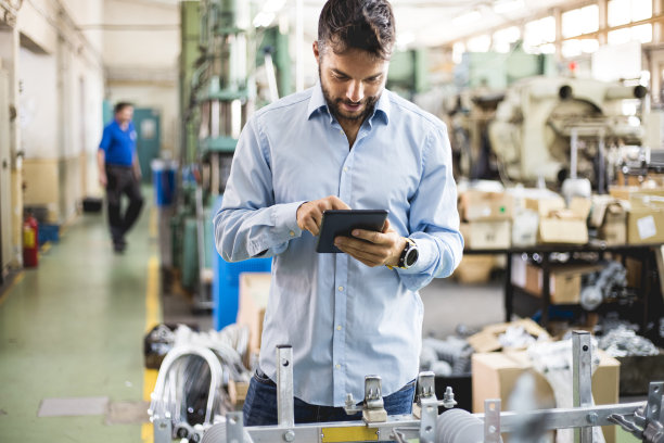 工程师在电气车间监督工作过程，库存照片图片下载