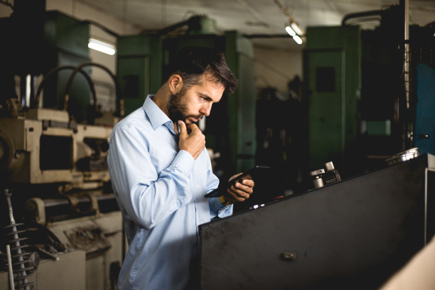 工程师在电气车间监督工作过程，库存照片图片下载