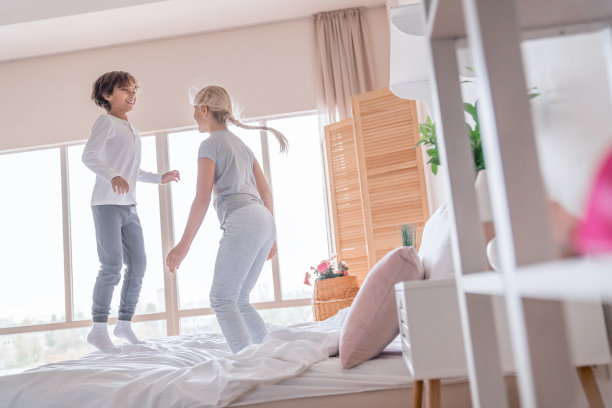 可爱笑眯眯的小朋友们享受周末上午的休闲活动图片下载