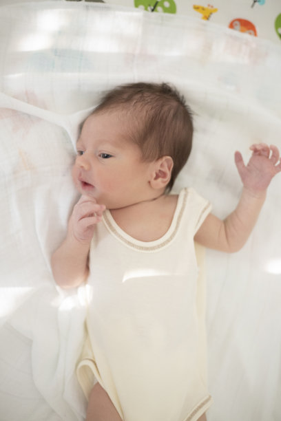 婴儿床里的白人新生儿图片下载