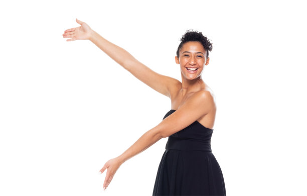 正面视图/看相机/一个人/腰部以上的20-29岁的美丽的非洲裔/非洲裔女性/年轻女性站在白色背景穿着裙子谁是微笑/快乐/愉快图片下载