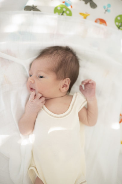 婴儿床里的一个白人新生男婴图片下载