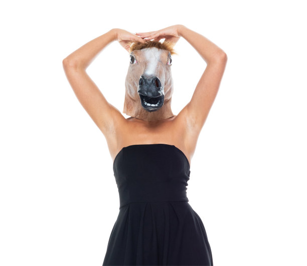 一个人/正面视图/腰部以上的20-29岁的成年人美丽的非洲裔/非洲裔女性/年轻女性站在白色背景穿着衣服/面具/伪装/服装/酷的态度/马图片下载