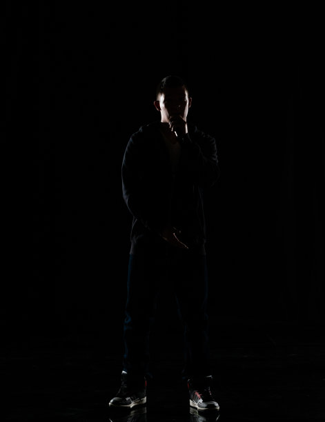 全长/一人/一人/正面的观点20-29岁的成年英俊的人高加索男性/年轻男子歌手/音乐家站/跳舞在黑人背景谁是唱歌/高兴和拿着麦克风图片下载