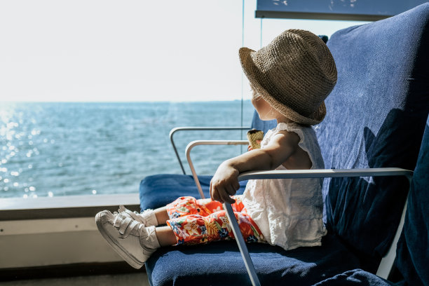 小女孩们看着大海图片下载