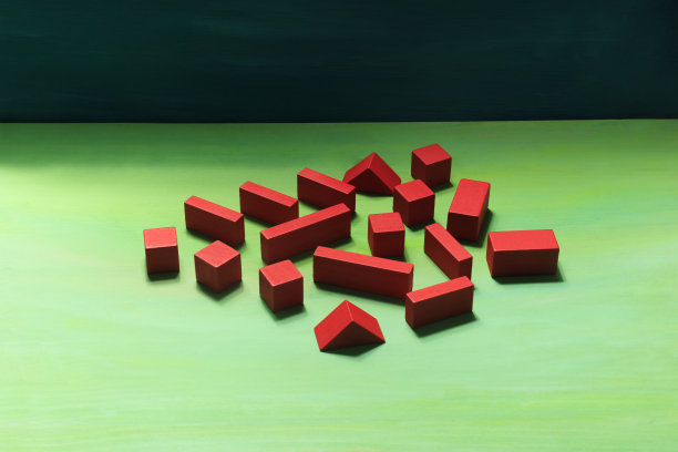 绿色背景上的木块图片下载