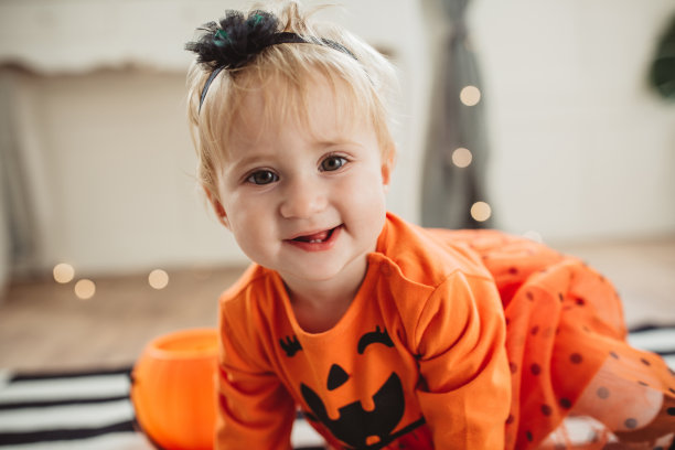 小女孩在万圣节爬素材图片