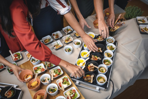 生意上的同事吃美味的小菜图片下载