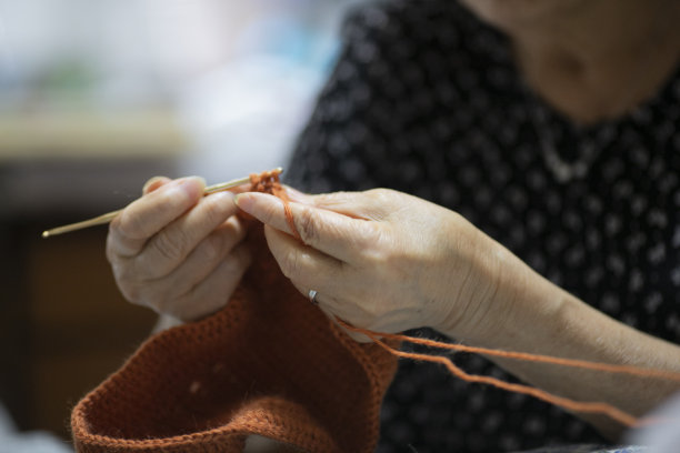 喜欢编织的老年妇女图片下载